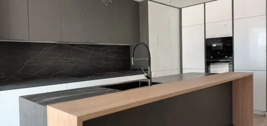 Suelos para Cocinas: Porcelánico, Vinílico o Hidráulico — Comparativa 2026