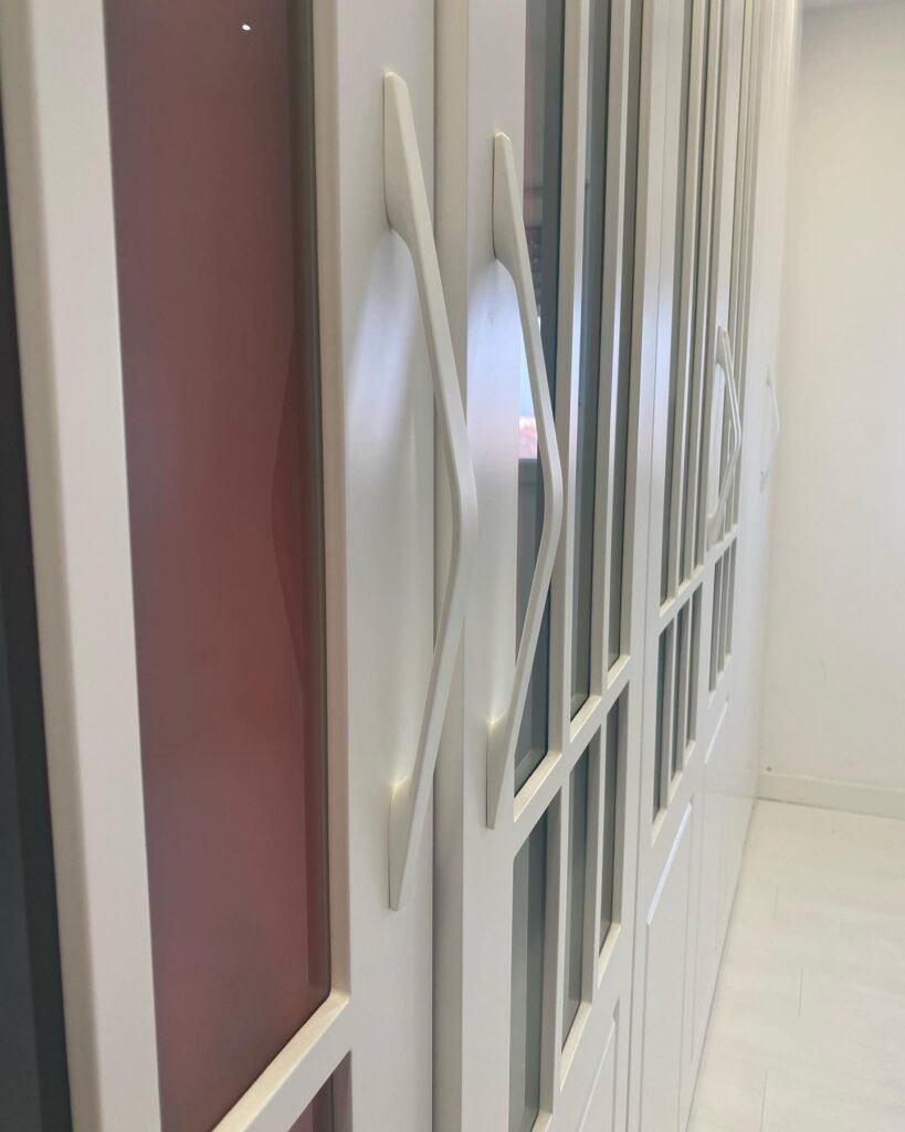 Armario empotrado de 4,5 metros lineales fabricado a medida fabricado a medida por Presenti Mobiliario