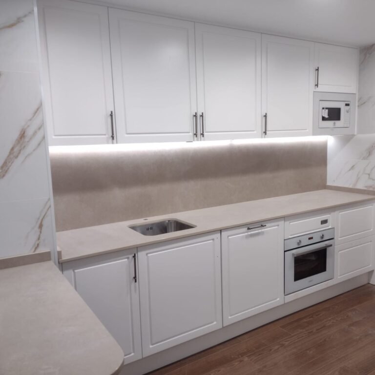 Cocina abierta al salón con encanto y versatilidad