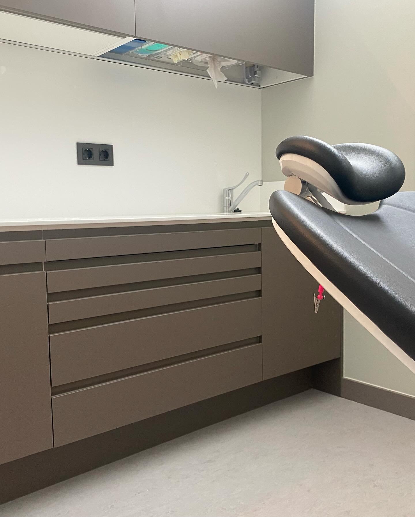 Gabinete Dental en Color Chocolate: Mobiliario Singular Lacado a Medida 5 Almacenaje a medida gabinete dental chocolate