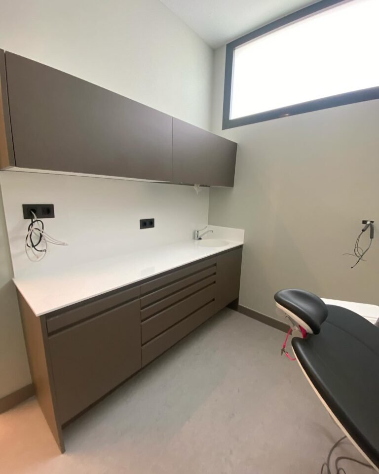 Gabinete Dental en Color Chocolate: Mobiliario Singular Lacado a Medida
