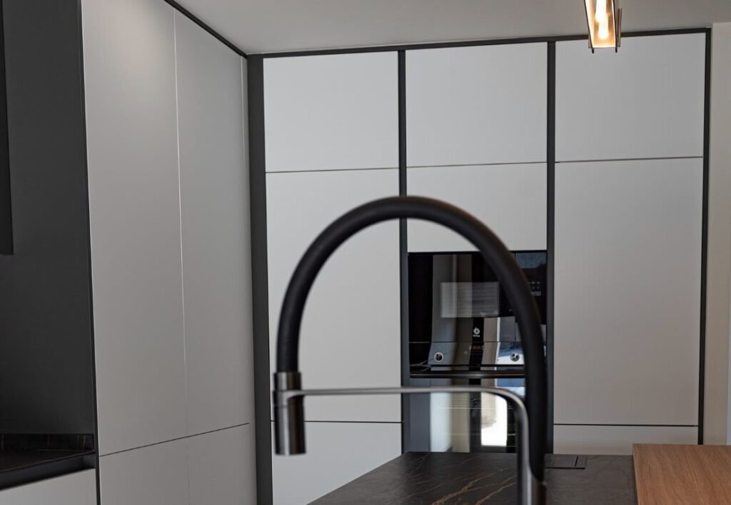 Cocina espectacular: combinación de colores, materiales e iluminación