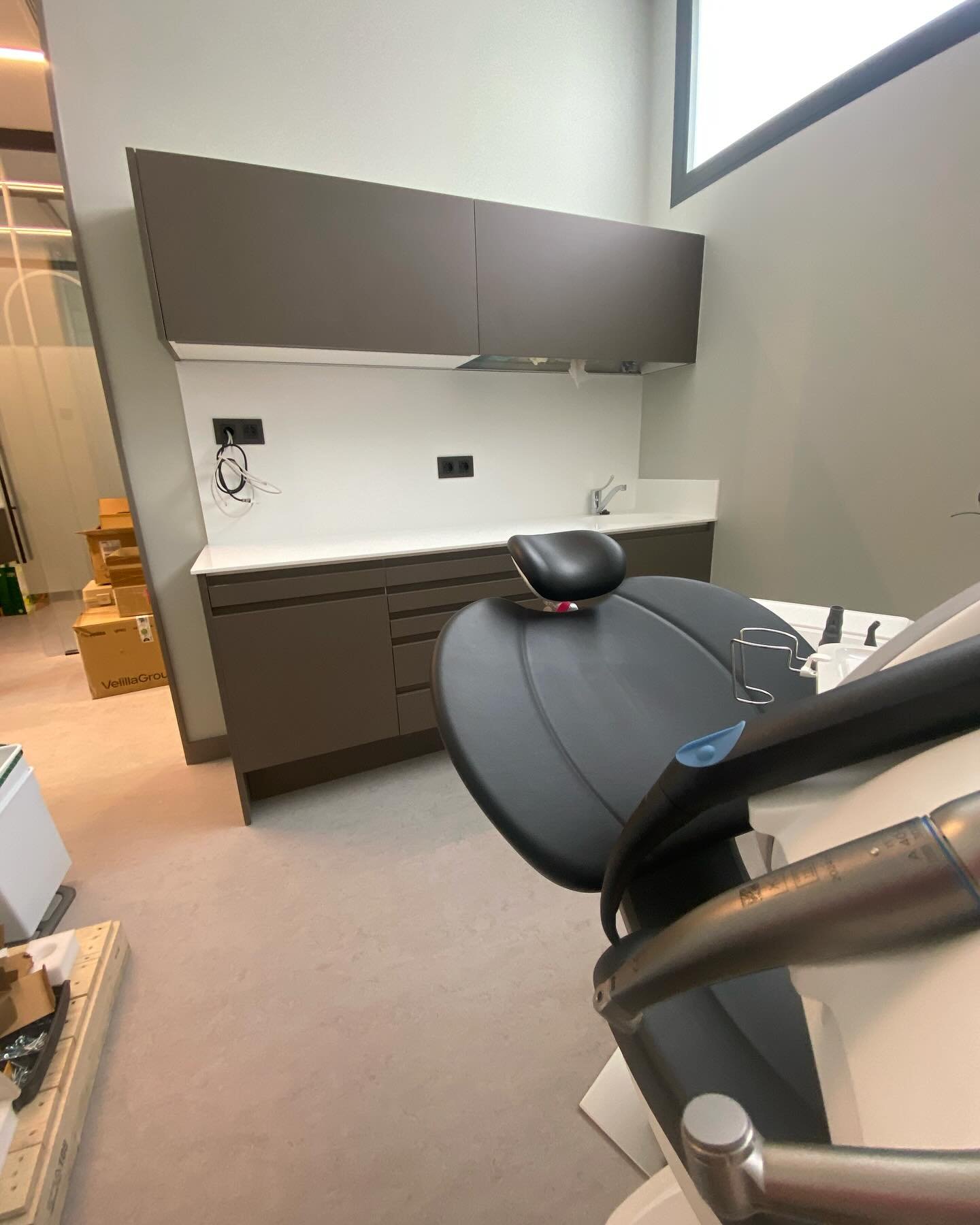 Gabinete Dental en Color Chocolate: Mobiliario Singular Lacado a Medida 4 Vista gabinete dental chocolate completo