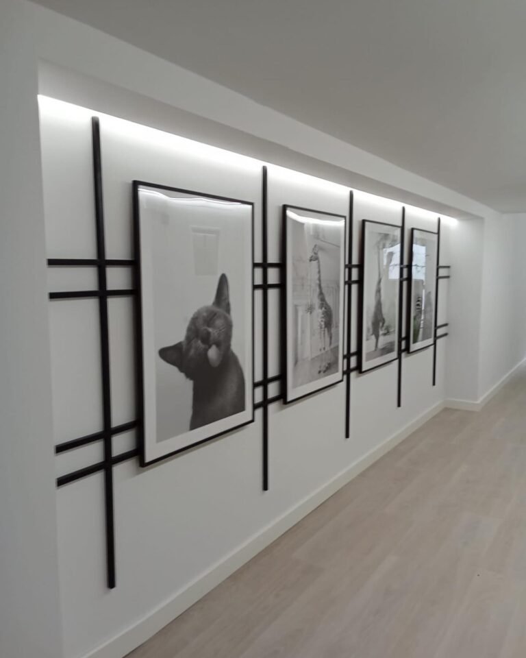 Decoración de pasillo en clínica con listones lacados negro mate
