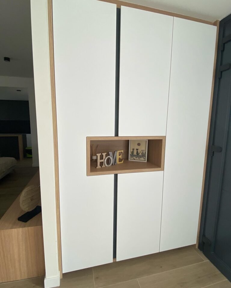 Mueble guardarropa en hall integrado en pared