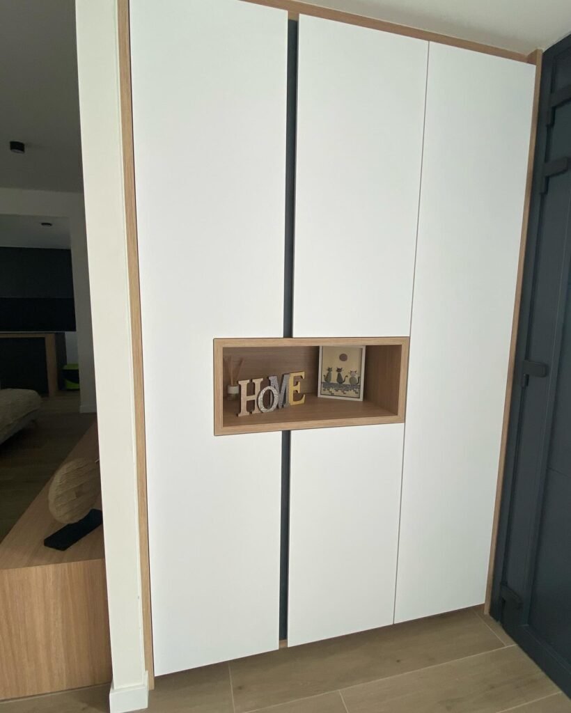 Sala de espera con lamas suelo a techo e iluminación cálida 4 Mueble guardarropa en hall integrado en pared