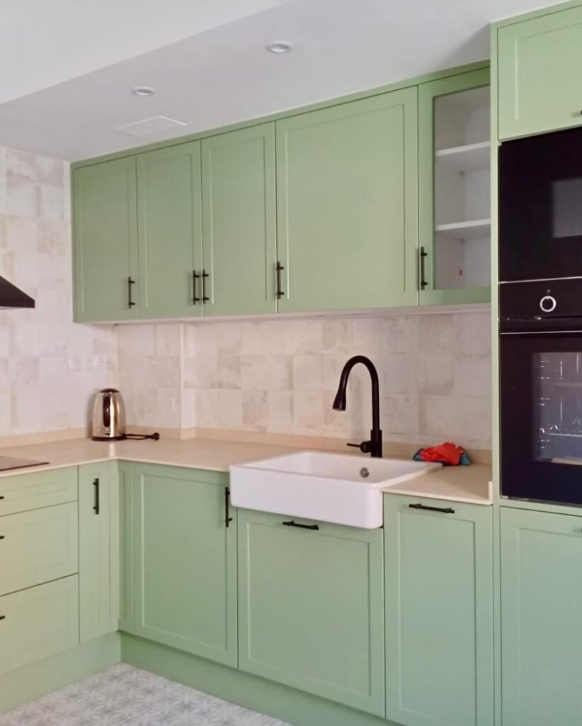 Cocina clásica en verde Mint con toque de color moderno