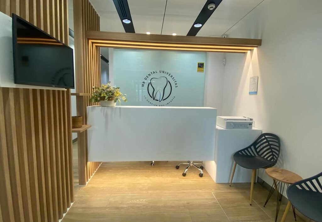 Recepciones para clínicas dentales fabricadas a medida fabricado a medida por Presenti Mobiliario