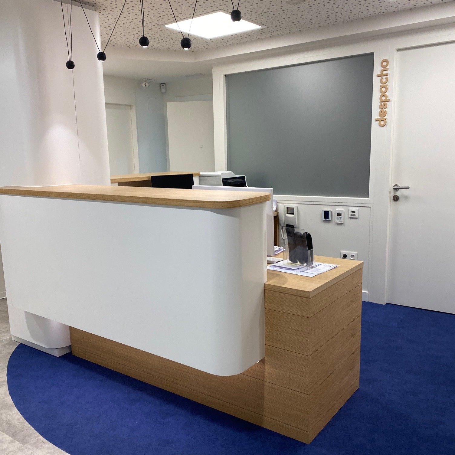 Mostrador recepción dental frente lacado
