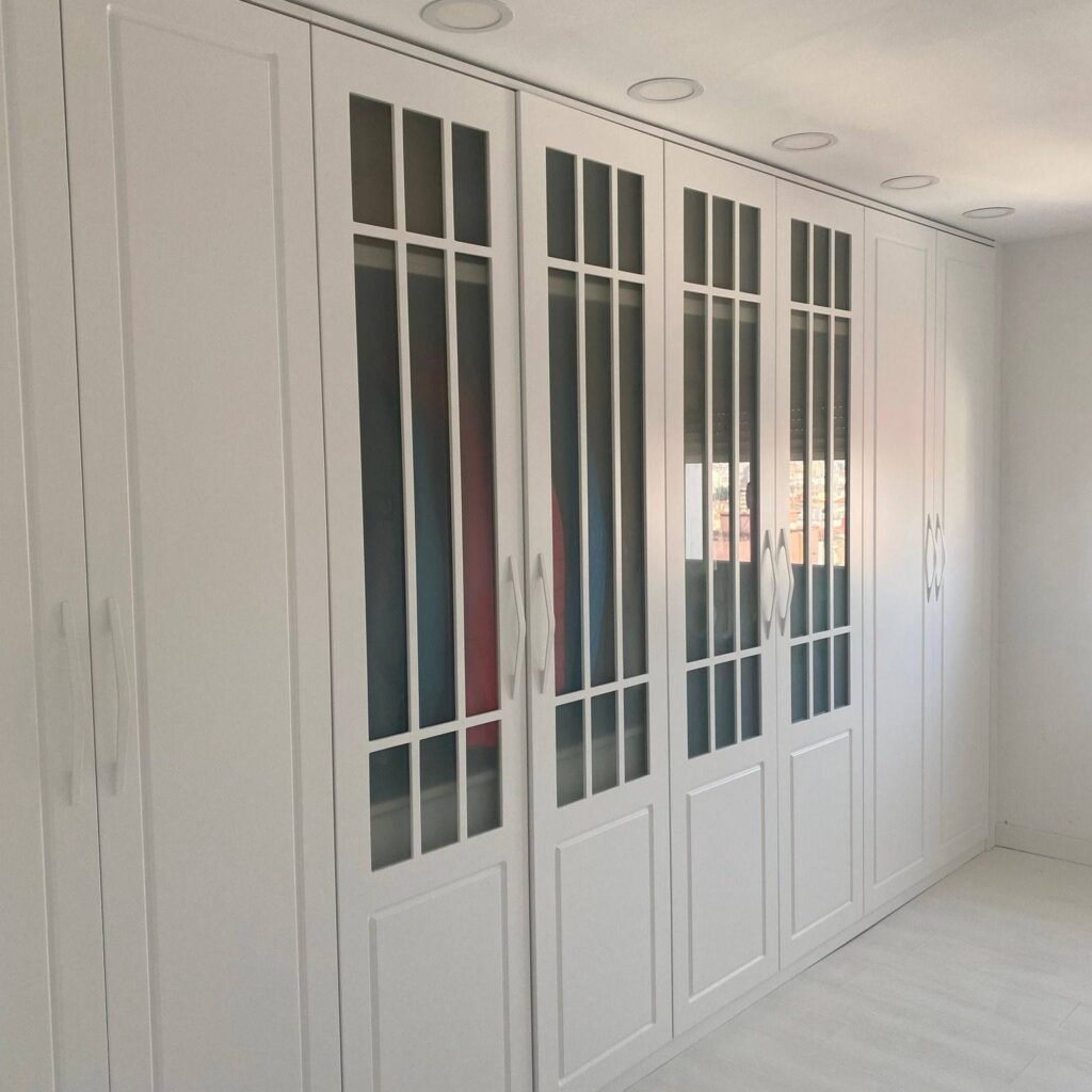 Armarios empotrados con puertas batientes y cristal al ácido