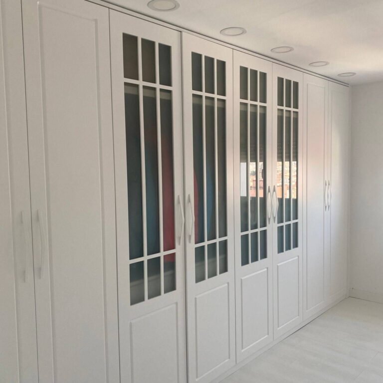 Armarios empotrados con puertas batientes y cristal al ácido