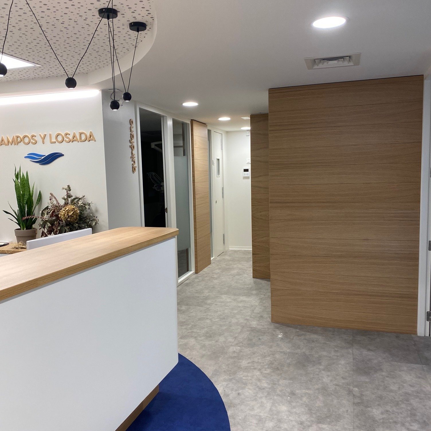 Detalle forramiento columna lacada recepción dental