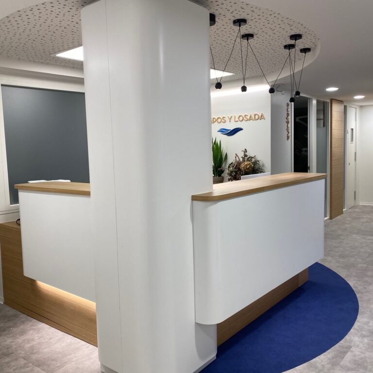 Recepción de Clínica Dental: Mostrador y Forramiento de Columna Lacados a Medida