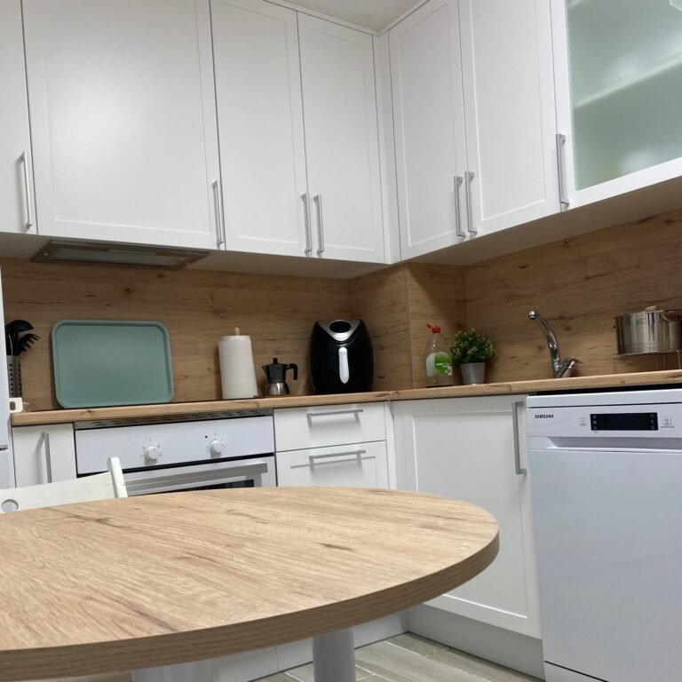 Cocina nórdica lacada en blanco con puerta enmarcada de 5 cm
