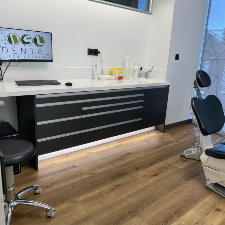 Clínica Dental en Antracita: Diseño Moderno y Sofisticado a Medida