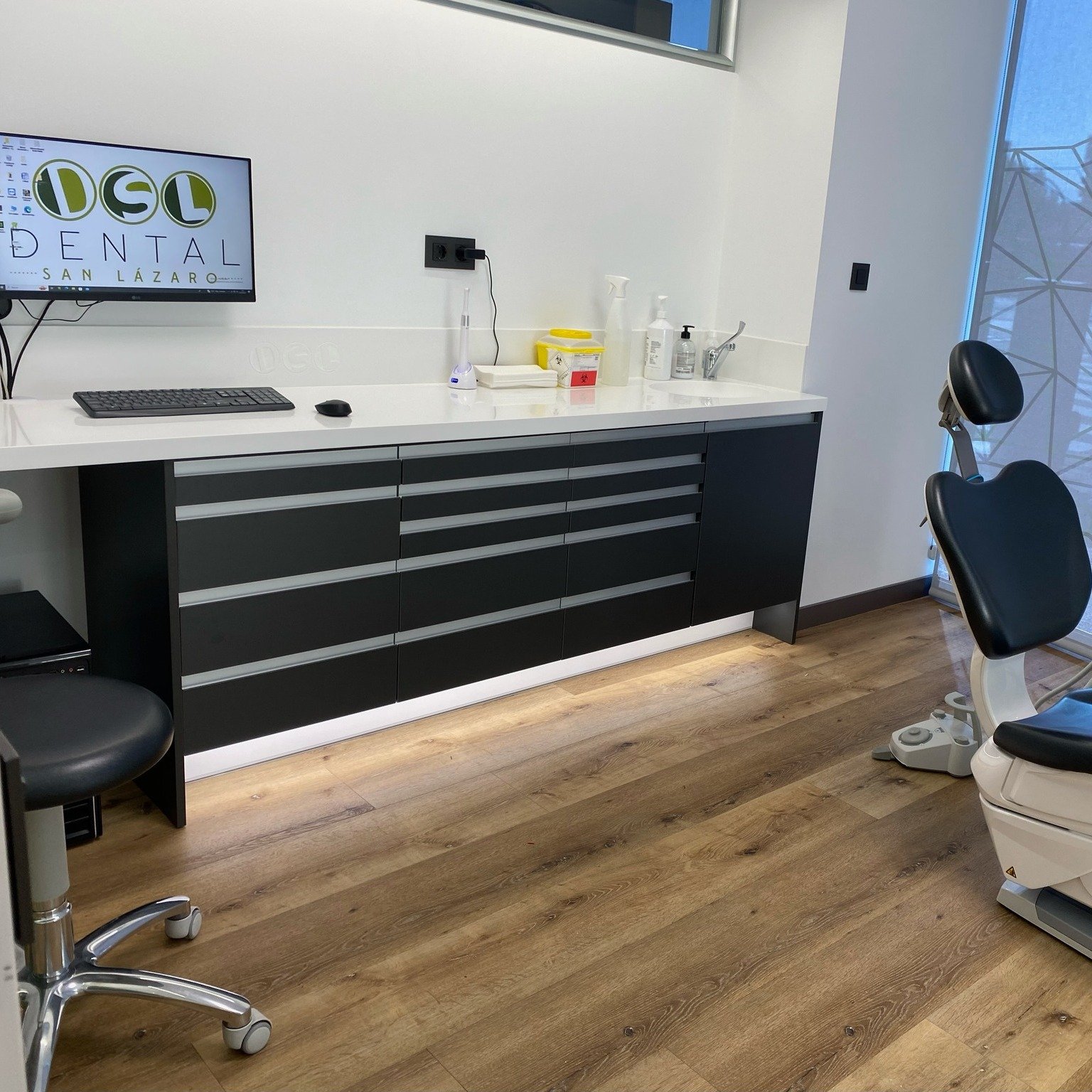 Clínica dental moderna con frentes en color antracita fabricada a medida por Presenti Mobiliario