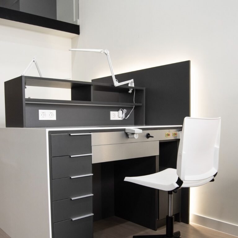 Laboratorio dental con mesas equipadas (aspiración, electricidad)