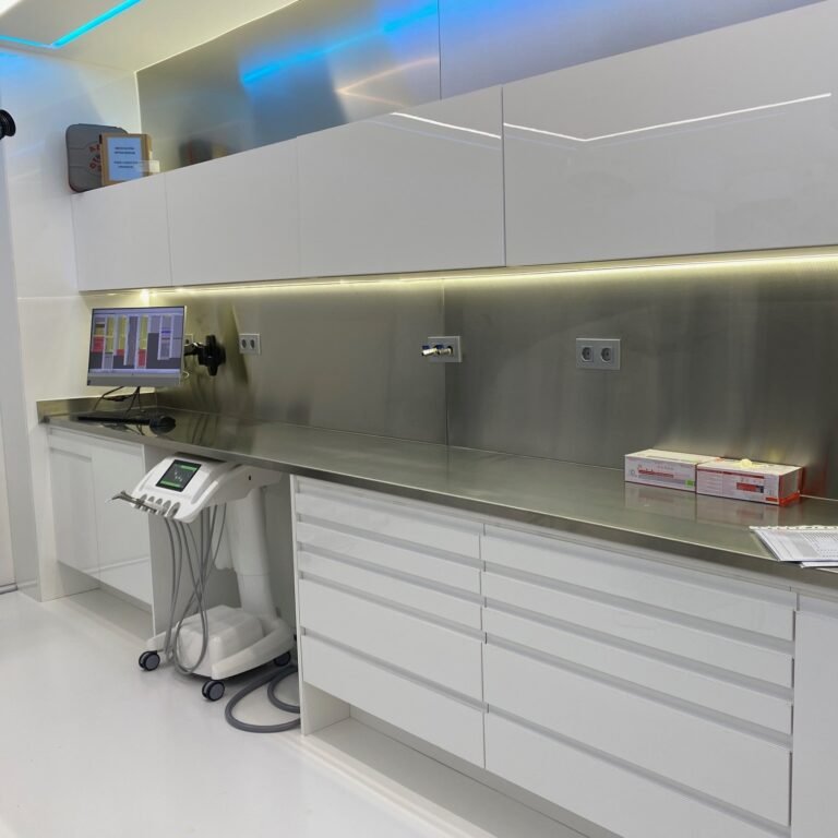 Quirófano con Encimera de Acero Inoxidable: Mobiliario Sanitario a Medida