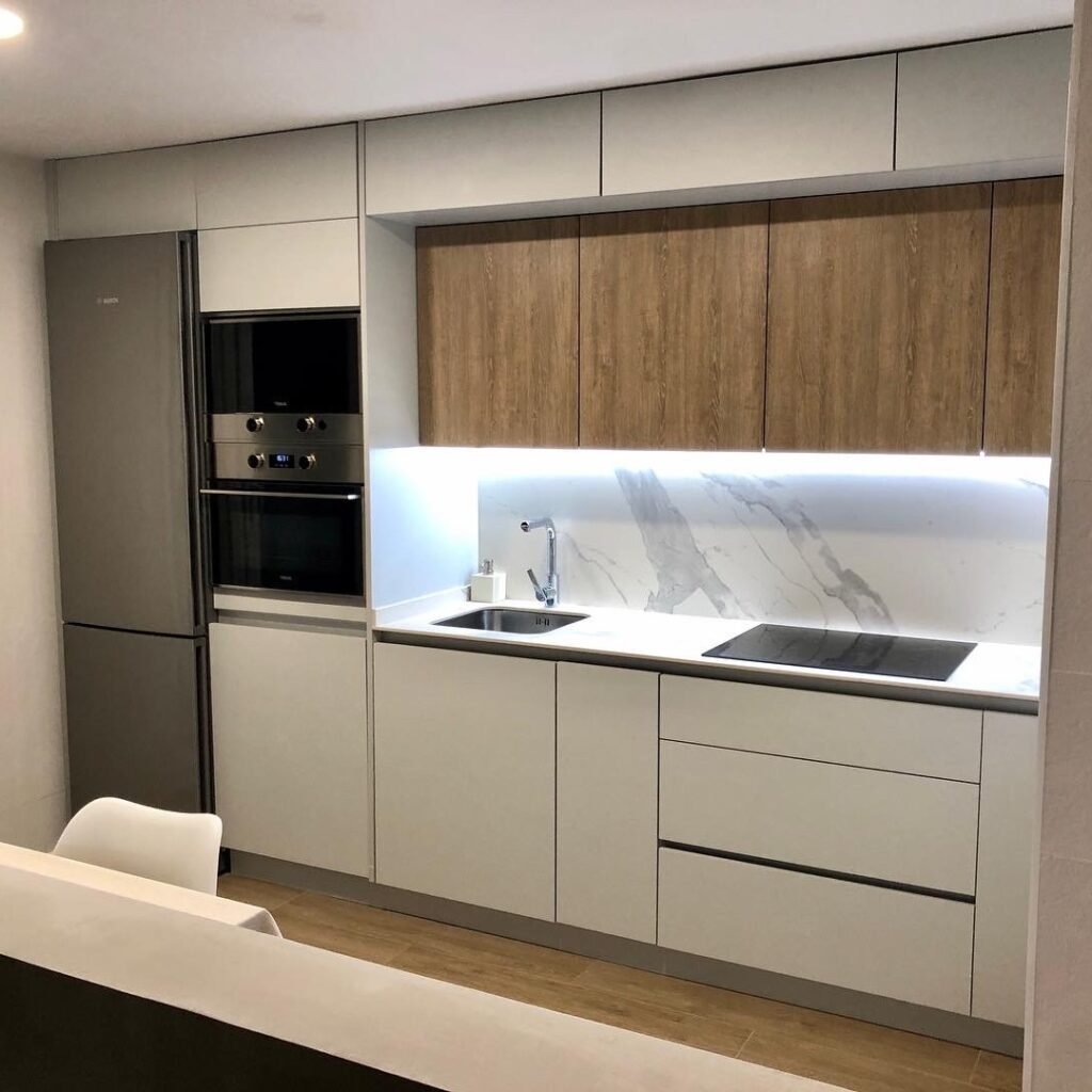 Cocina a techo con altillos de gran capacidad y encimera porcelánico fabricado a medida por Presenti Mobiliario