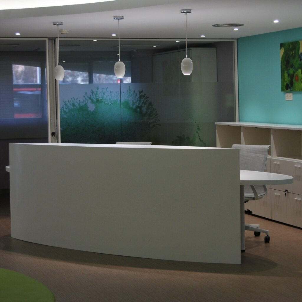 Consulta dental con líneas limpias y materiales nobles 3 Hospital Materno-Infantil Miguel Servet: Recepción Pediátrica en CORIAN