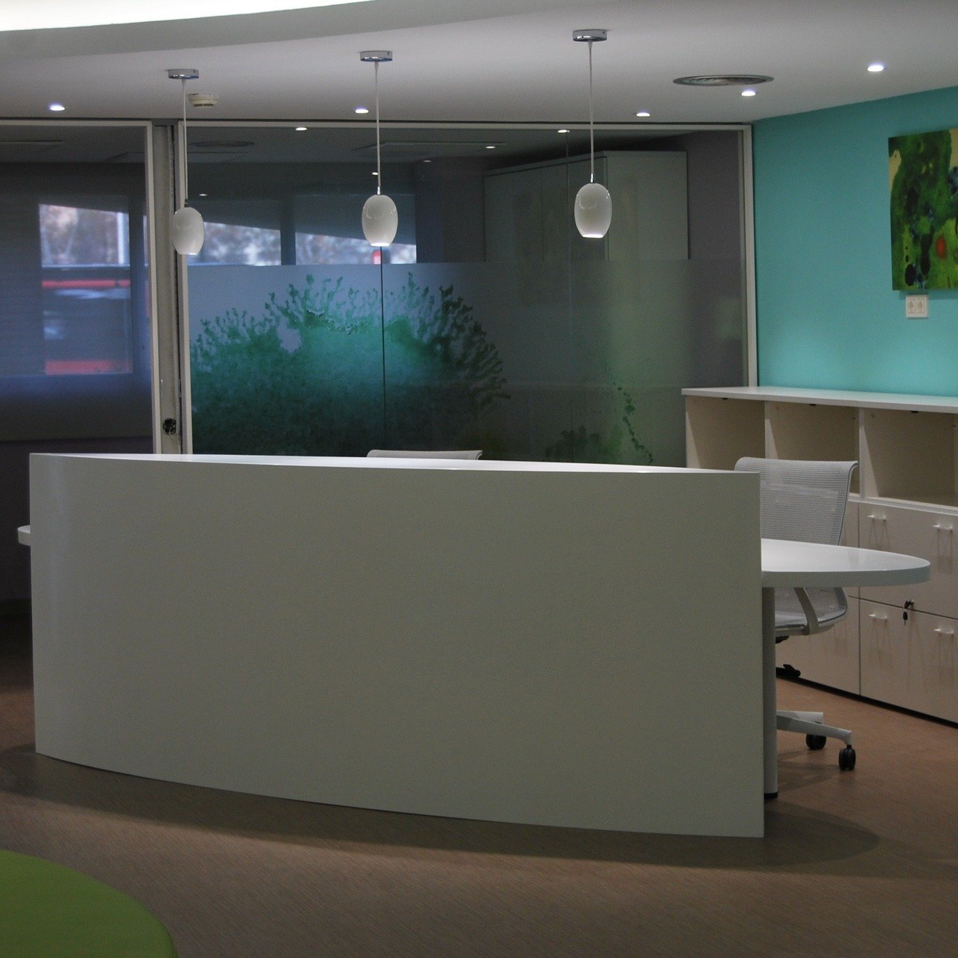 Recepción pediátrica del Hospital Materno-Infantil Miguel Servet de Zaragoza fabricada en CORIAN por Presenti Mobiliario