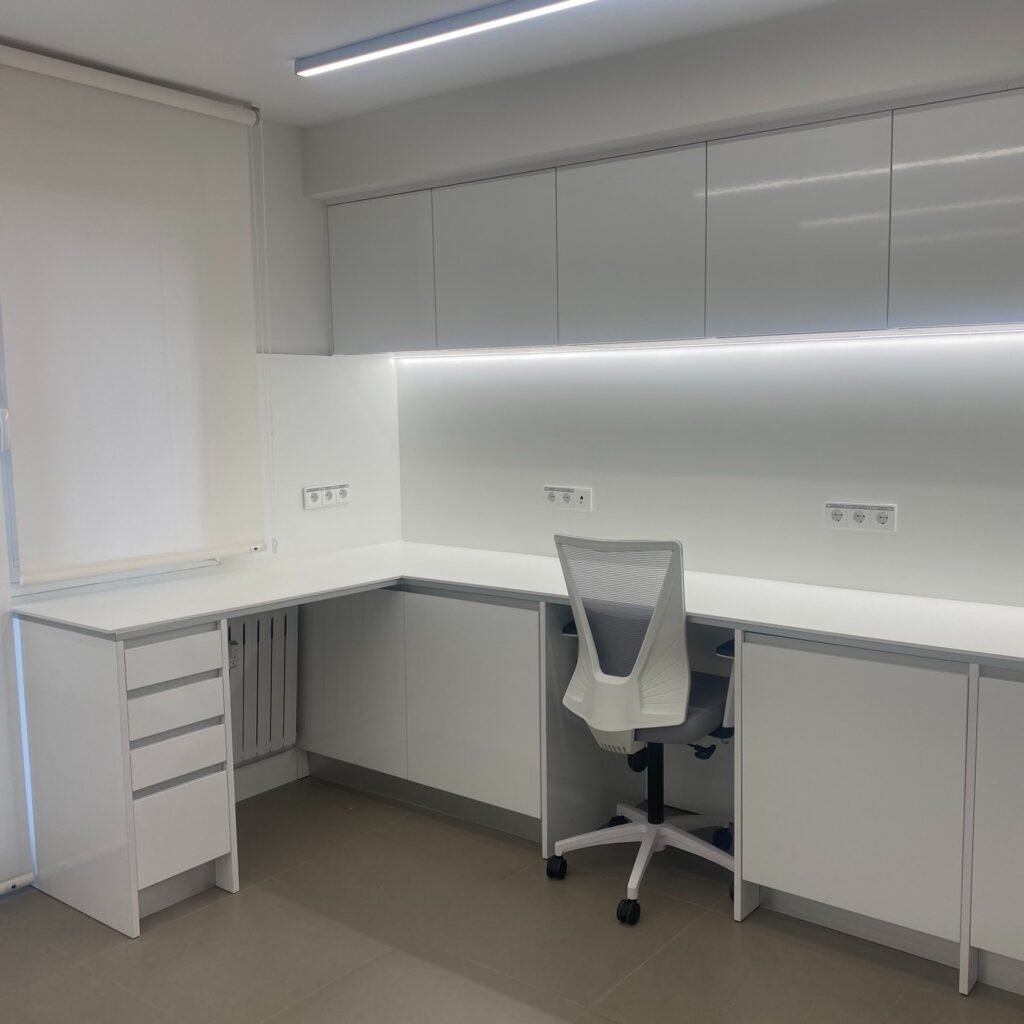 Sala de laboratorio clínico en Zaragoza con iluminación LED