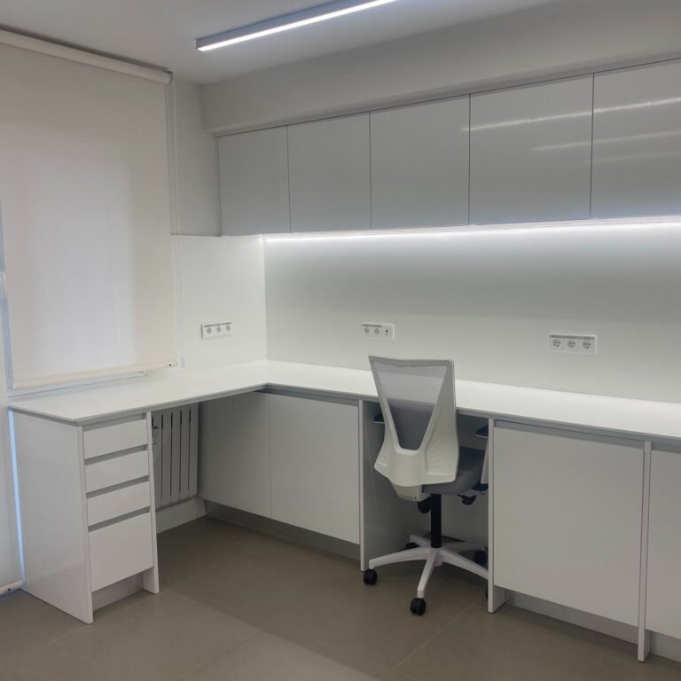 Sala de laboratorio clínico en Zaragoza con iluminación LED