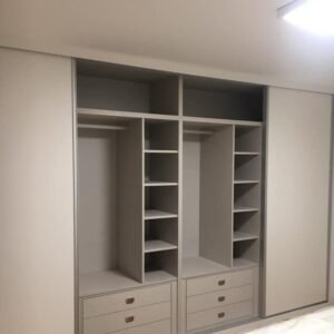 Interior de armario con optimización de espacio personalizada