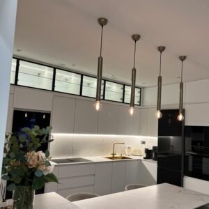 Cocina con altillos vitrina e iluminación interior atmosférica