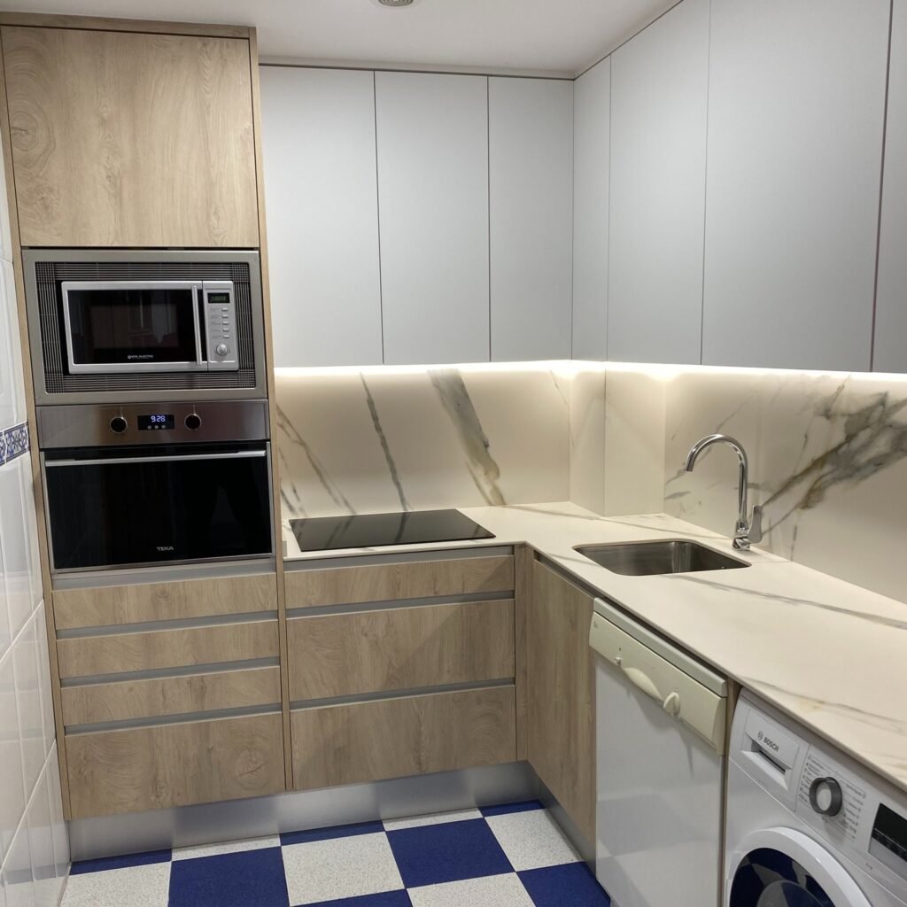Cocina laminado blanco supermate con Roble Nebrasca y porcelánico Sierra Nevada