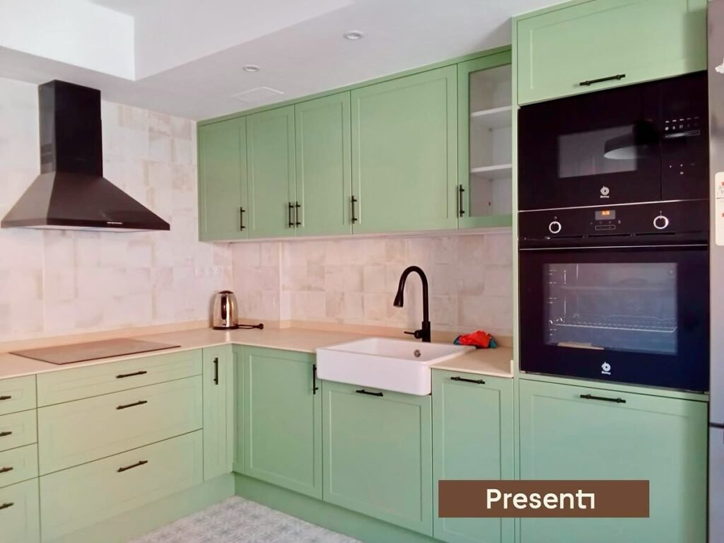 Cocina lacada en verde Mint con fregadero retro y porcelánico