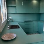Cocina lacada Aqua marina abierta al salón con encimera de fenólico — Presenti Mobiliario Zaragoza