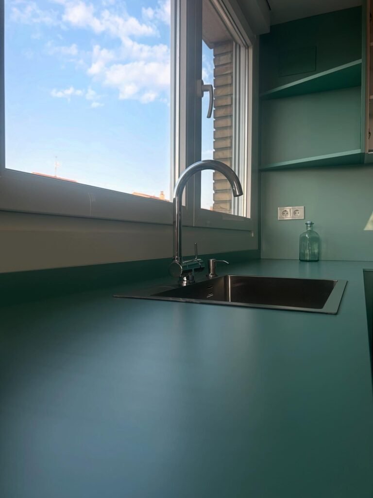 Cocina abierta lacada Aqua marina con encimera de fenólico