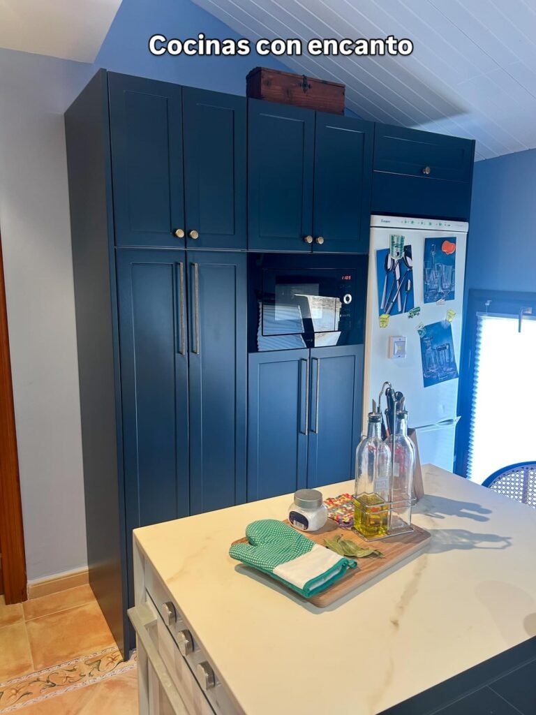 Cocina lacada clásica en una casa con encanto de Gallur