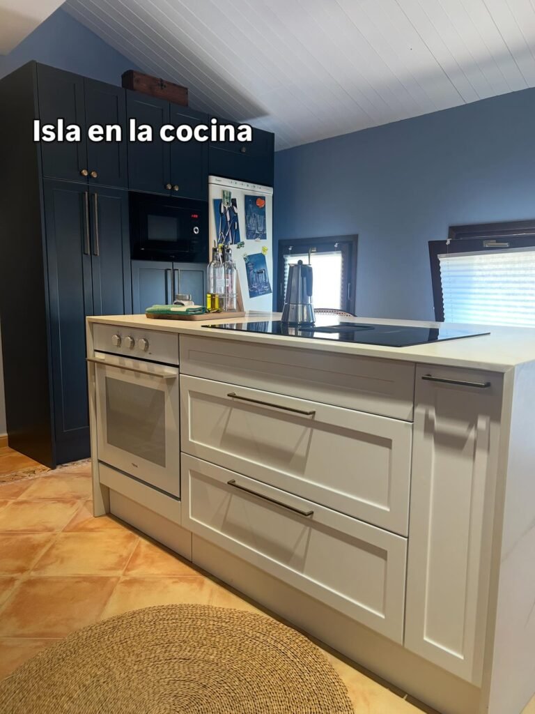 Cocina con placa de extracción incorporada y diseño minimalista
