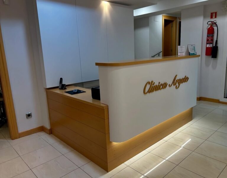 Recepción de clínica dental en haya y lacado blanco
