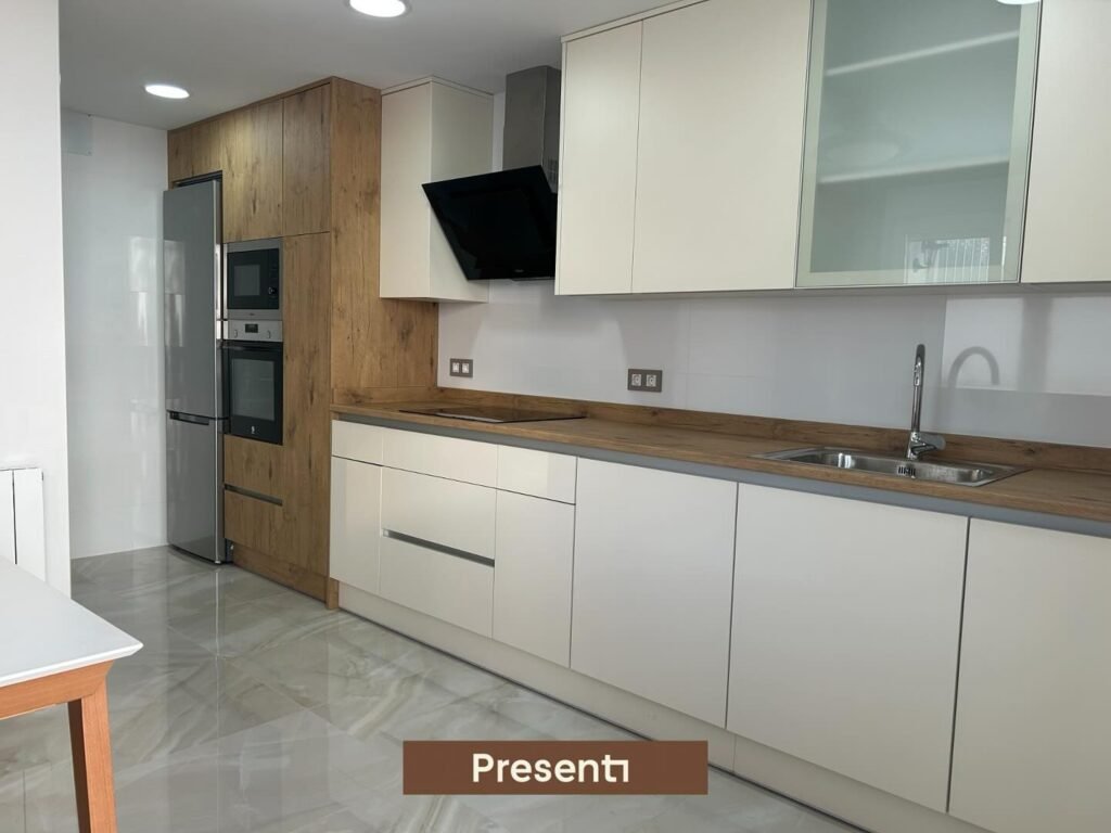 Cocina sencilla con elegancia y funcionalidad inteligente