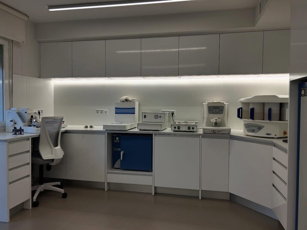 Laboratorio de Análisis Patológicos: mobiliario ergonómico (Nuño & Nuño)