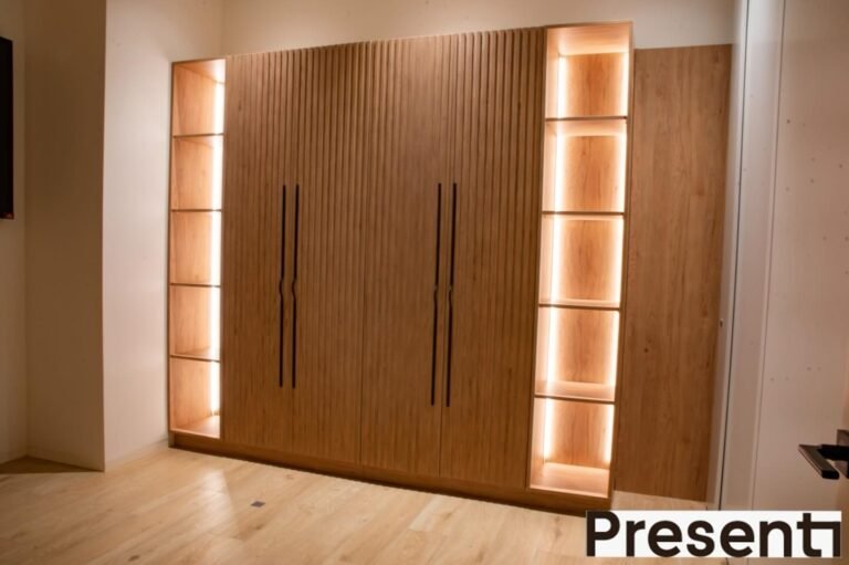Mueble mural ejecutivo en Natural Hickory con palillería vertical