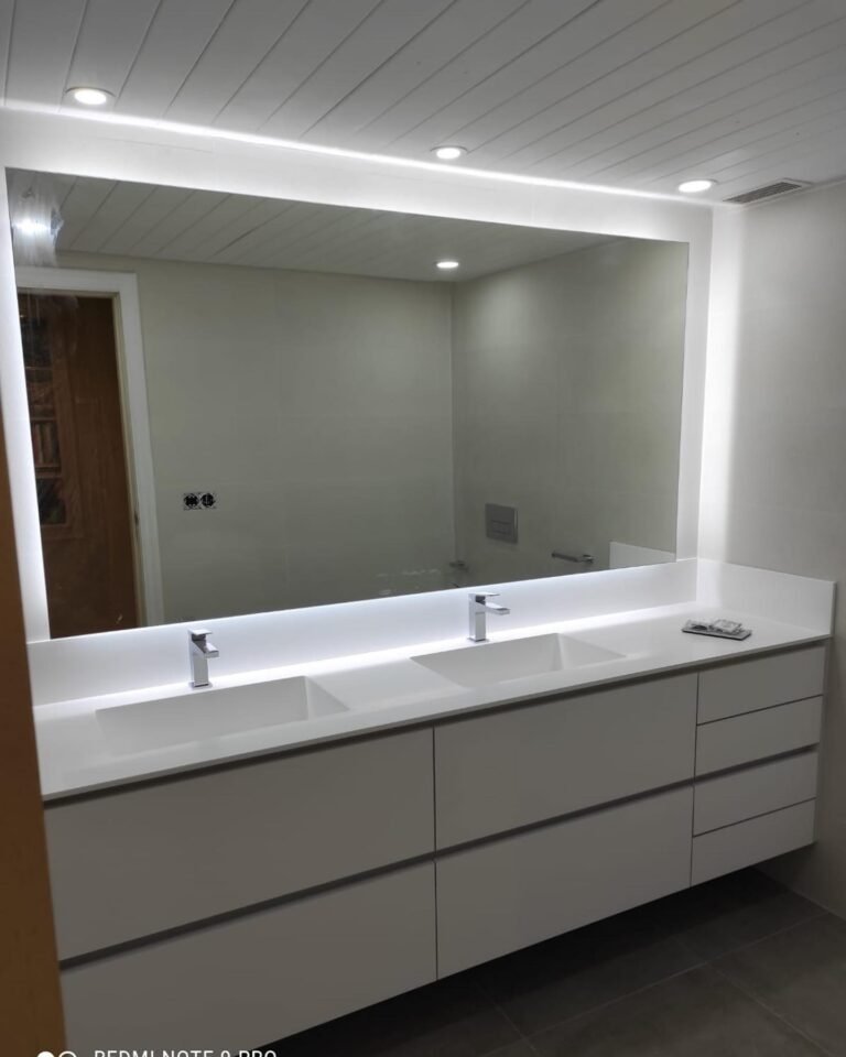 Baño con encimera CORIAN y espejo retroiluminado LED