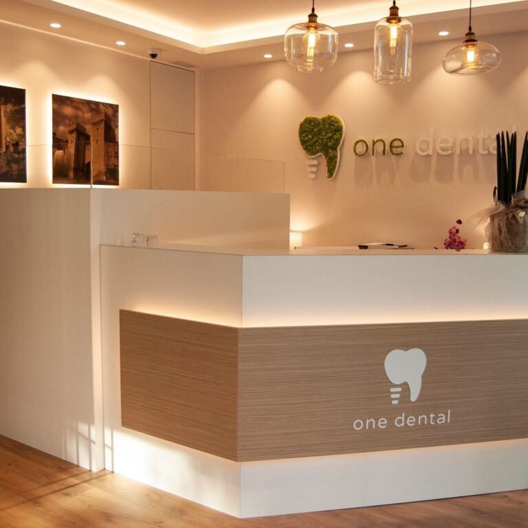 Recepción en laminado con pared de cristal para despacho