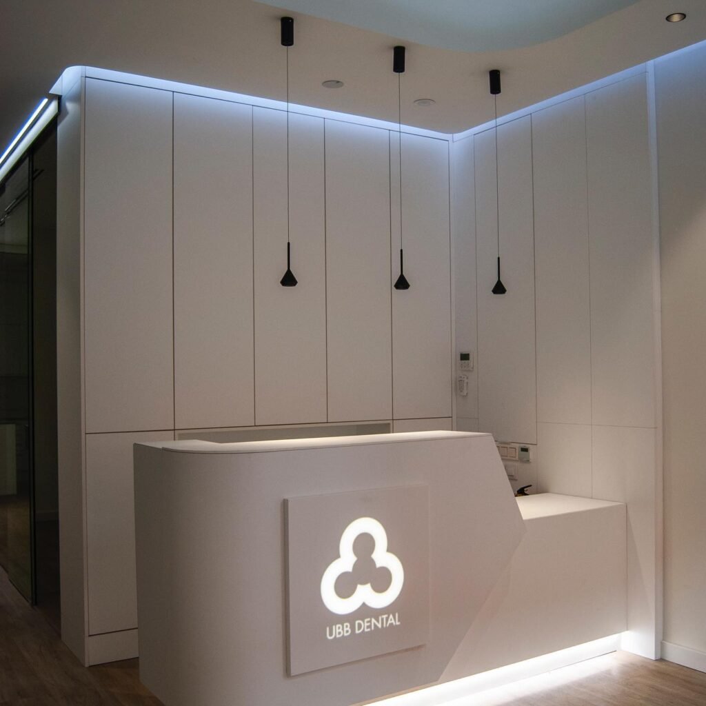 Recepción de clínica dental fabricada en laminado a medida por Presenti Mobiliario en Zaragoza