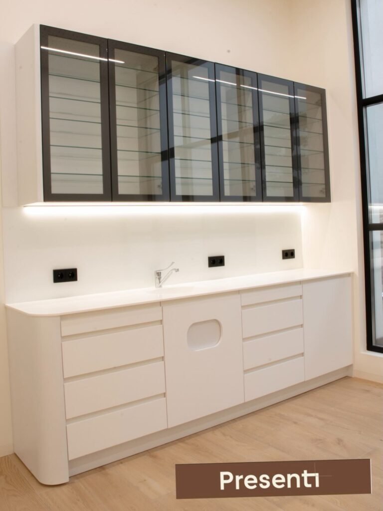 Gabinete dental en negro con vitrinas y encimera CORIAN