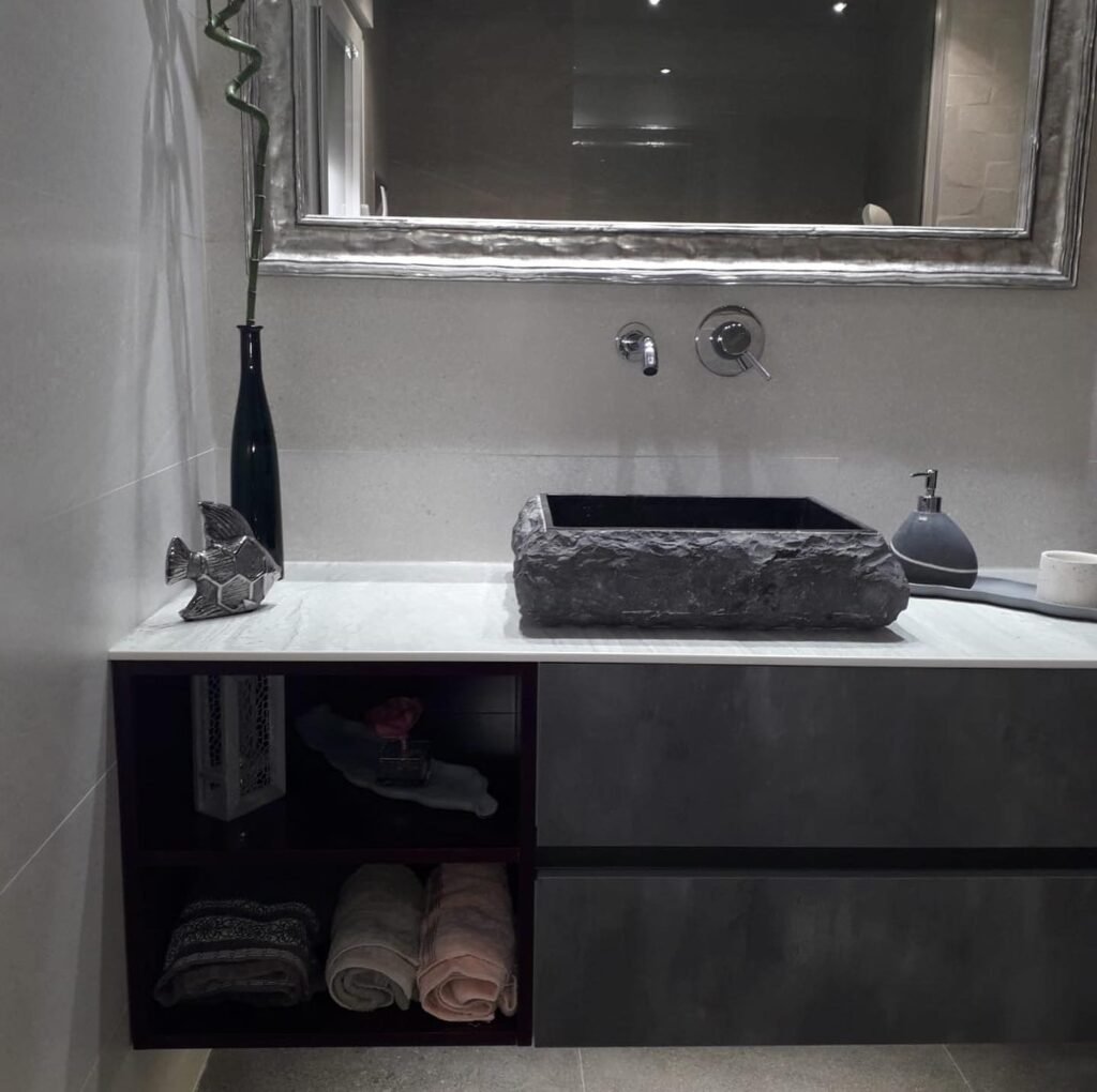 Baño de diseño con lavabo de granito vaciado