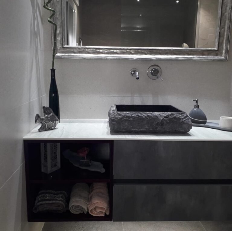 Baño de diseño con lavabo de granito vaciado