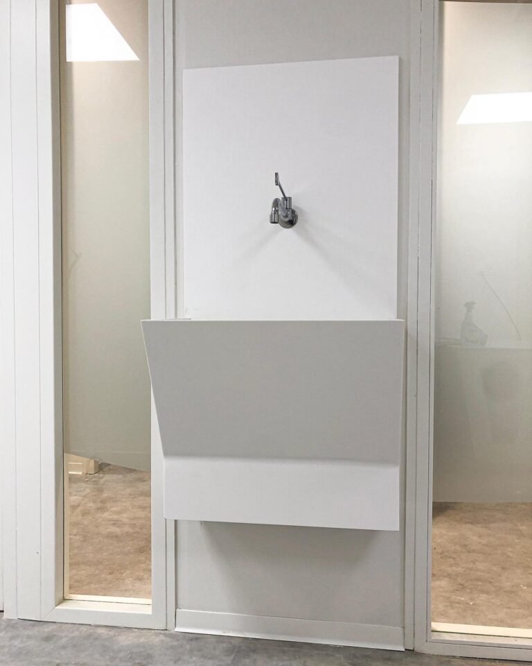Lavabo quirúrgico en CORIAN con faldón inferior antibacterias