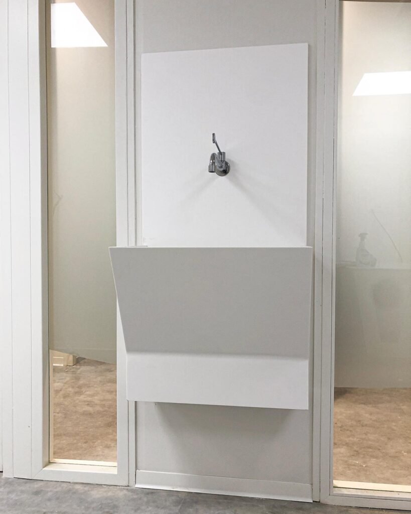 Lavabo quirúrgico en CORIAN con faldón inferior antibacterias