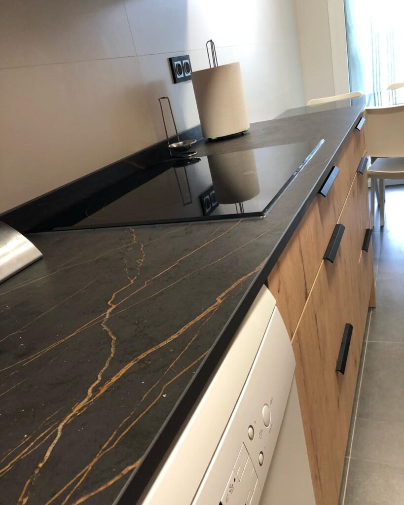 Cocina en laminado con vetas marcadas y encimera contrastada