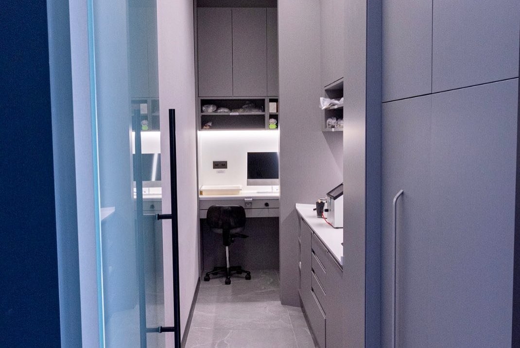 Laboratorio dental con mesas de trabajo