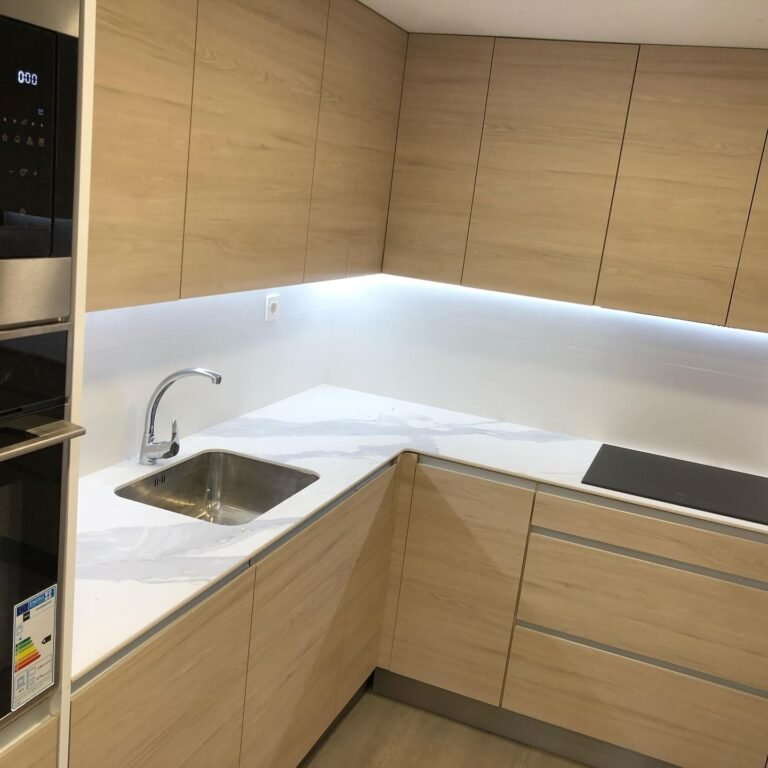 Cocina con veta de madera sincronizada de puerta a puerta
